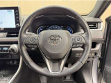 ステアリングスイッチ搭載!手を離さずに手元のスイッチでさまざまな操作が可能。運転中、視線をそらさなくても操作ができて安全です!