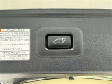 電動式バックドアです。 荷物を持ったままでもボタン一つで自動的に開け閉めできるので便利ですよ。 挟み込み防止機能も付いていますのでお子様の手や荷物を挟み込むのを防いでくれますよ。
