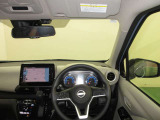 ドライバー目線で、使いやすく安全操作性と良好な視界を実現した運転席です。