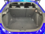 ラゲッジも広く使いやすいトランクは、開口部も広く荷物の積み下ろしもしやすいお車となっております。リアシートの背もたれは6:4の割合で分割して可倒できるので、長いお荷物などを載せることもできます。
