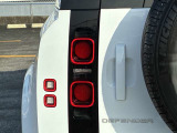 【LEDテールライト】後方車からの視認性も良く、誰が見てもDEFENDERだと一目でわかるデザインに仕上がっています。