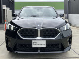 【BMWの伝統】BMWの特徴的な&ldquo;キドニーグリル&rdquo;は、80年以上続く伝統の形でございます。変わらないこだわりのデザインが、プレミアムブランド&ldquo;BMW&rdquo;を創り出します。