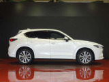 CX-5のサイドビューは、フロントから流れる流麗なラインが魅力。引き締まったフォルムが、凛とした佇まいを演出します。SUVらしい力強さの中に、大人の洗練された品格を感じさせるデザインです。