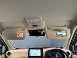 運転席のサンバイザーにはバニティーミラーも付いています。身だしなみチェックには欠かせません。