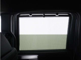 ◆スクリーンサンシェード◆リアドアに装備されています。日差しを和らげ、プライバシーの保護にも役立ちます。後部座席にお子様を乗車させるときも、ゆっくりお昼寝できます♪