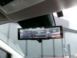 スマートルームミラー、後方がカメラの映像で見れるので視界くっきり、車内に障害物があっても関係ありません。普通のバックミラーとも切りかえが出来ます。