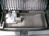 パンク修理キットなどの収納部になります。小物類も入ります