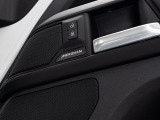 MERIDIANオーディオはリアルなサウンドを実現。澄みきった高音から深みのある低音まで、すべての音とリズムを鮮やかに再生します。各シートの側には、ドアマウントスピーカーを配置しております。