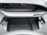 便利な小物入れや充実☆使い勝手のいい室内です♪ナビ連動USBソケット付き☆