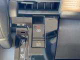 電動ブレーキ&オートホールドでブレーキ力を自動でキープ信号待ちなどの停車時に、ブレーキペダルを踏み続けていなくても自動的にブレーキ力がキープ。ペダルを踏み続けることによる足の疲れを緩和します。
