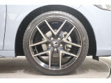 純正のアルミホイールが足元を飾ります!タイヤサイズは235/40R18でございます。