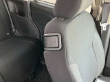 運転席に座ったままで助手席の背もたれを倒すことができ チャイルドシートのお子さんに手が届きます