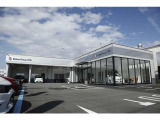 BMW正規ディーラーが運営。シルバーとブラックを基調とした店舗です。新青梅街道沿いにございます。