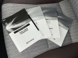 メンテナンスノート、取扱説明書です。 その車の整備記録が事細やかに記録されています。 車が生まれてから今までどのような道を歩んできたのか判るとても重要な物ですよ。