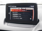 こちらのお車には先進安全装備が多数搭載されています。衝突被害を回避あるいは軽減するためのブレーキや、後方死角からの接近警報、車線逸脱を防止する警報装置など、詳しくはスタッフまでお尋ねください。