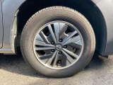 【タイヤ・ホイール】 純正15インチアルミホイール タイヤサイズ《195/65R15》になります。