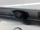 車の後方に小型カメラが付いておりバックする際の後方の様子をモニター上に表示します。