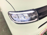 白く明るい光で夜間走行をサポートするLEDヘッドランプを搭載