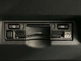 高速道路で便利な【ETC2.0】を装備しています。光ビーコン搭載で渋滞情報などナビゲーションと連動することで機能も充実いたします。他、観光施設に立ち寄るための高速料金割引サービス等もございます。