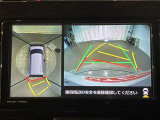 【パノラミックビューモニター】専用のカメラにより、上から見下ろしたような視点で360度クルマの周囲を確認することができます。
