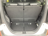 座席を起こした状態でも十分な荷室です。