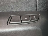 運転席側面には2名分のシートを記憶・再現できるポジションメモリーを設定しています。