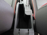アームレストを開けると、収納スペースとしてお使いいただけます!ものが多くなりがちな車内も、隠す収納で生活感をリセット♪