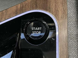 カバンやポケットに入れたままでもドアの施錠・解錠が可能なスマートキーを装備。
