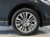 純正のアルミホイール装着車です。タイヤサイズは225/55R19です。