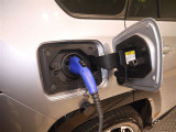 専用の充電コードを家庭用コンセントと車につなぐだけで充電スタート!(ご自宅の配線工事が必要な場合があります)