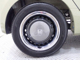 ホイールは車のデザインにマッチした専用タイプです。