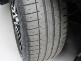 タイヤサイズは「215/50R18」になります。タイヤの溝は約4mm残っています。