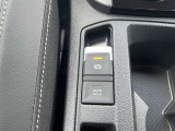 電動パーキングブレーキはホールド機能付きで信号待ちなどブレーキから足を離すことができ、加えて坂道発進時や渋滞時に便利で安心なオートホールド機能も装備しています。