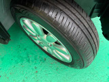 【タイヤの残り溝】こちらの車輌のタイヤ残り溝は画像の通りです。調べる際にはご参考ください。