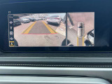 車両を真上から見下ろしたようなモニター表示で、ドライバーが目視で確認しにくい視覚をカバーし、安全性と利便性を向上。