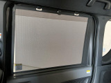 【リアドアサンシェード】強い日差しのまぶしさを軽減。使わない時はトリム内に格納できます♪