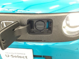 急速充電は車内のボタンを操作して開け、あとは充電コネクターを差すだけで充電開始します。簡単な充電操作と、フタの開け方を変えることで差し間違いを防げる安心感。