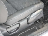 【ハイトアジャスター】レバーの上下操作だけで、座面を運転しやすい高さへ簡単に調節できます。