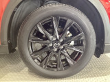 タイヤサイズは225/55R19となります。専用のブラックメタリック塗装のホイールがカッコいい!