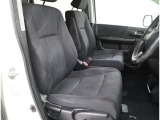 運転席・助手席まわりです。ゆったりと座って頂けるシートで快適です。