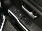 パワーウインド・電動格納付きドアミラースイッチは、運転席ドアに集中☆
