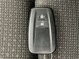 ドアの開閉時、両手が荷物で塞がっている時はキーレスでのカギの解除が大変ですよね。スマートキーはポケットやバッグに入れておけば、ノブに触れただけでロックの解除が可能です。とても便利な機能です。