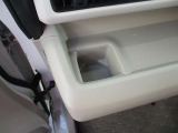 乗車中にホッと一息、ドリンクホルダーもありますよ!ドリンクだけでなく小物類も収納できますよ