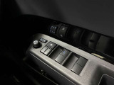 格納式リモコンドアミラーと、パワーウィンドウマスタースイッチです。車内の換気も運転席から簡単に行えます。