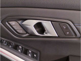 BMWはドアが分厚いです。衝突によりドアがつぶれてしまった場合にも外からいち早くドアを開けれるよう考えられています。数十秒の救出の遅れが命につながりかねない場合、こういった配慮が重要なポイントです。