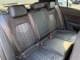 リヤシート。乗車定員5名。