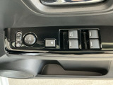 運転席のスイッチで全てのウィンドウの開閉操作を行うことができます。ロックボタンをONにしておくと、運転席以外のウィンドウは作動しないのでお子様を乗せているときなども安心ですね♪