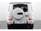 全高1,975mmのボディがもたらす高いアイポイントは、運転時の見晴らしの良さにつながります。周囲の状況を把握しやすく、大柄なボディながら街中でも扱いやすいのがGクラスの魅力。ロングドライブも快適です。