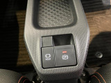 スイッチを押すとブレーキペダルから足を離してもブレーキランプが点灯したままブレーキを保持できるオートブレーキホールド、指先だけで簡単に操作が可能な電動パーキングブレーキを搭載!