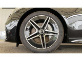 【タイヤ空気圧警告システム】タイヤ空気圧警告システムは4本の車輪の回転数や空気圧を計測し、異常が発生した場合はディスプレイ上に警告を表示します。